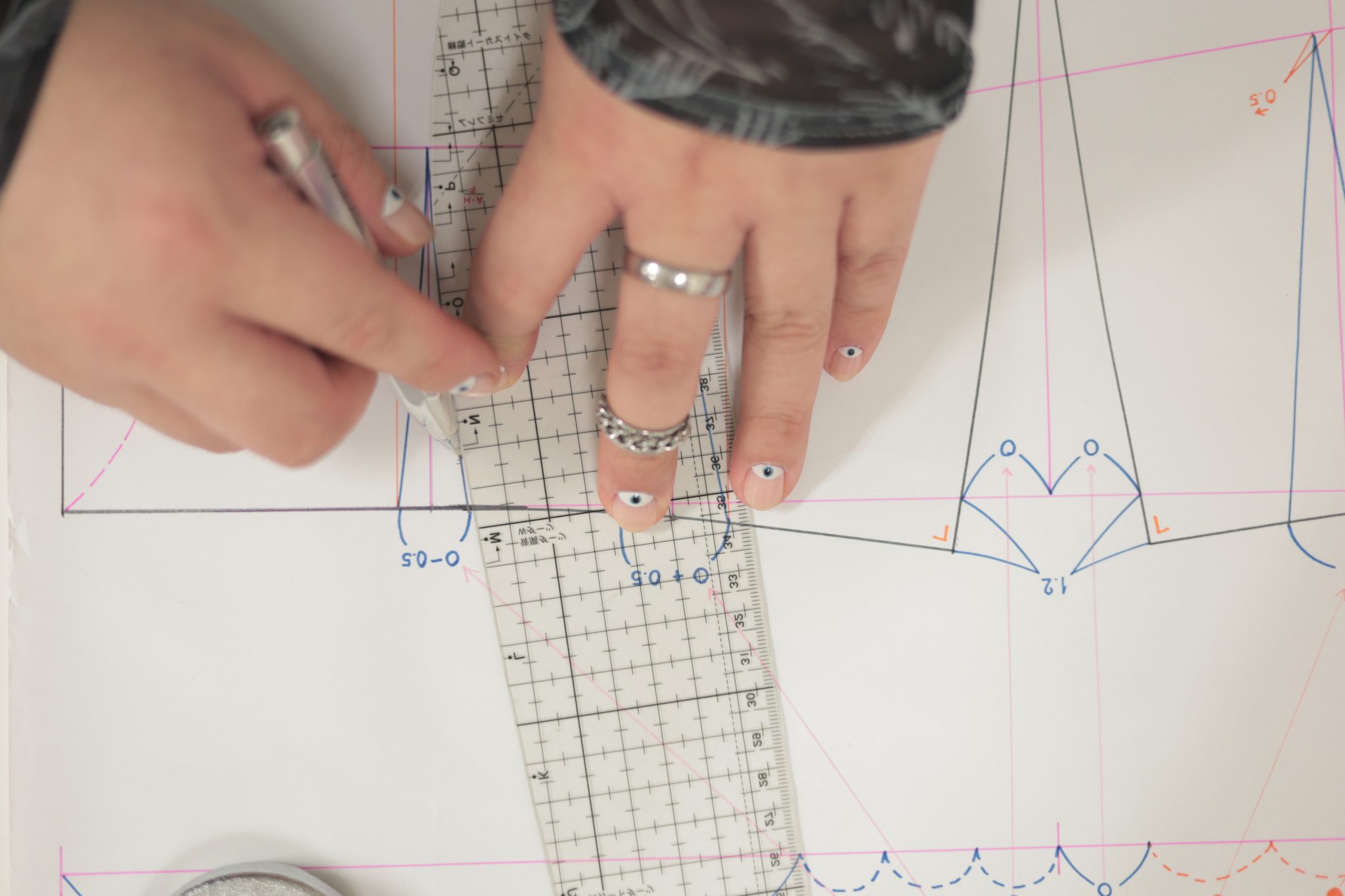 การสร้างแพทเทิร์นแนวราบ Flat Pattern กับบนหุ่น Draping ต่างกันยังไง ...